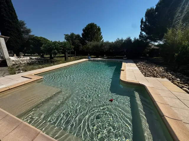 Piscine avec plage immergée et dallage clair réalisée près de Nîmes