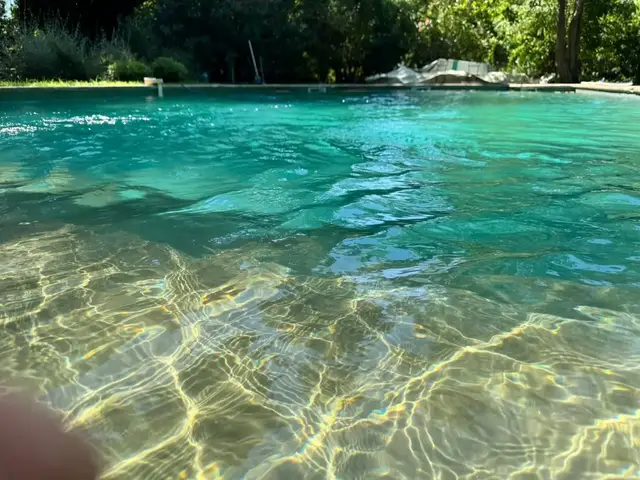 Reflets du soleil sur une plage immergée