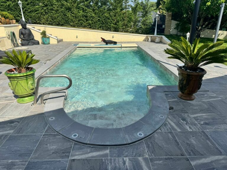 Piscine de forme libre dans un jardin méditerranéen