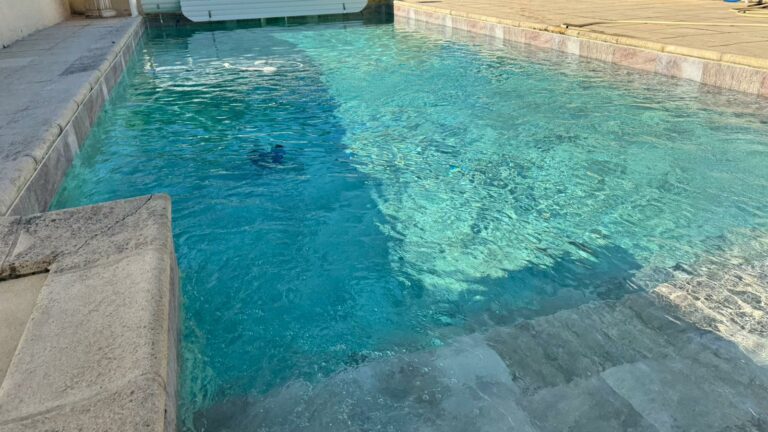 Eau turquoise d'une piscine réalisée dans le Gard