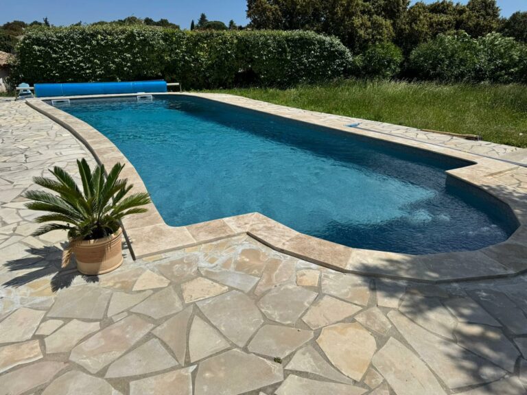 Piscine béton avec plage en pierre réalisée dans le Gard