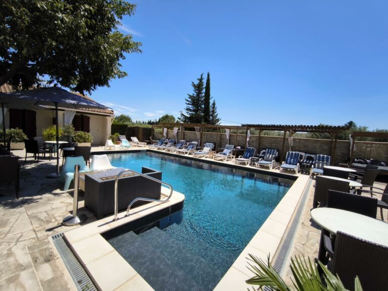 Grande piscine rectangulaire et terrasse dallée