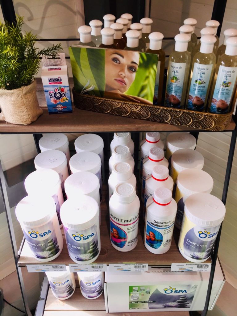 Produits de traitement de l'eau de piscine en magasin