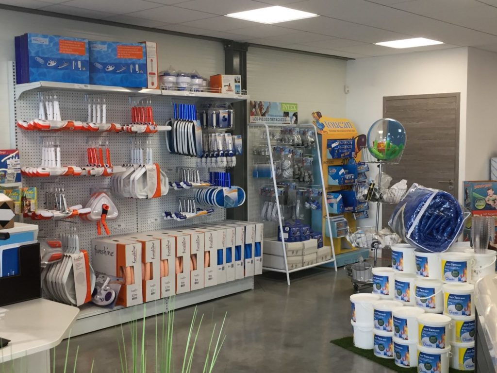 Intérieur du magasin de produits piscine à Marguerittes