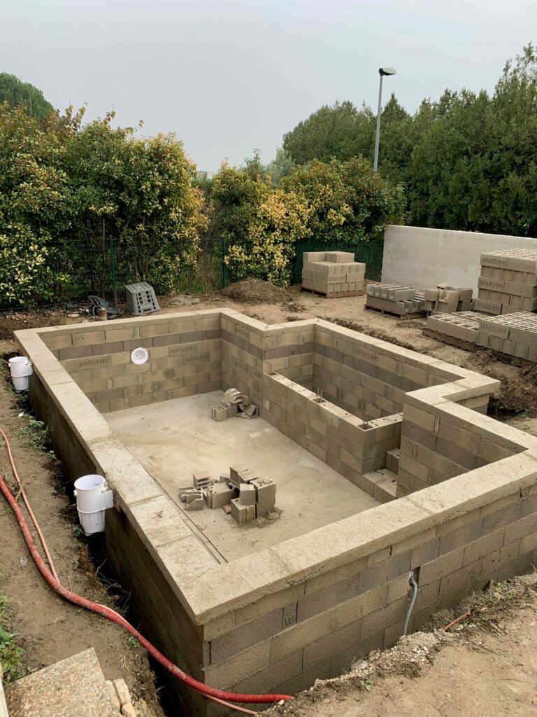 Structure d'une piscine béton en construction près de Nîmes