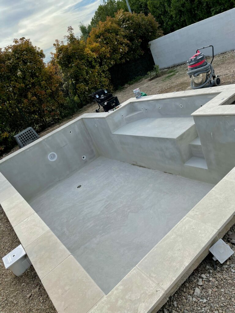Bassin béton enduit avant pose du revêtement