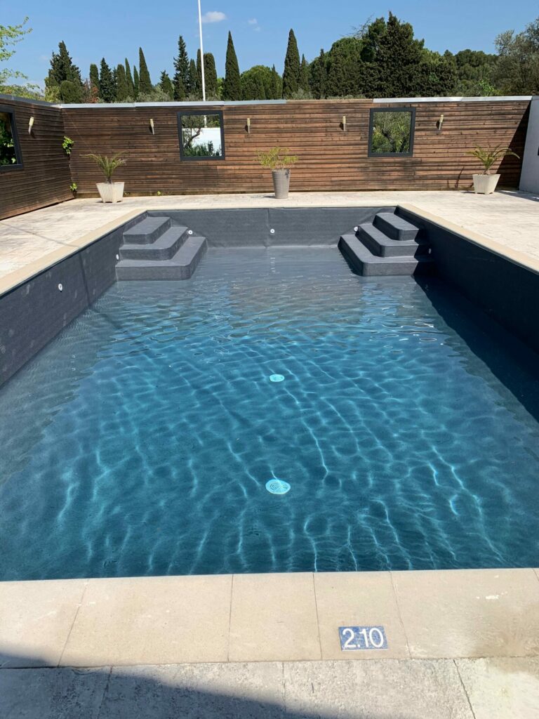 Piscine rénovée avec escalier d'angle