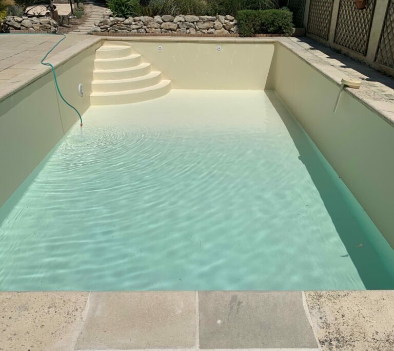 Piscine rénovée, eau claire et margelles neuves