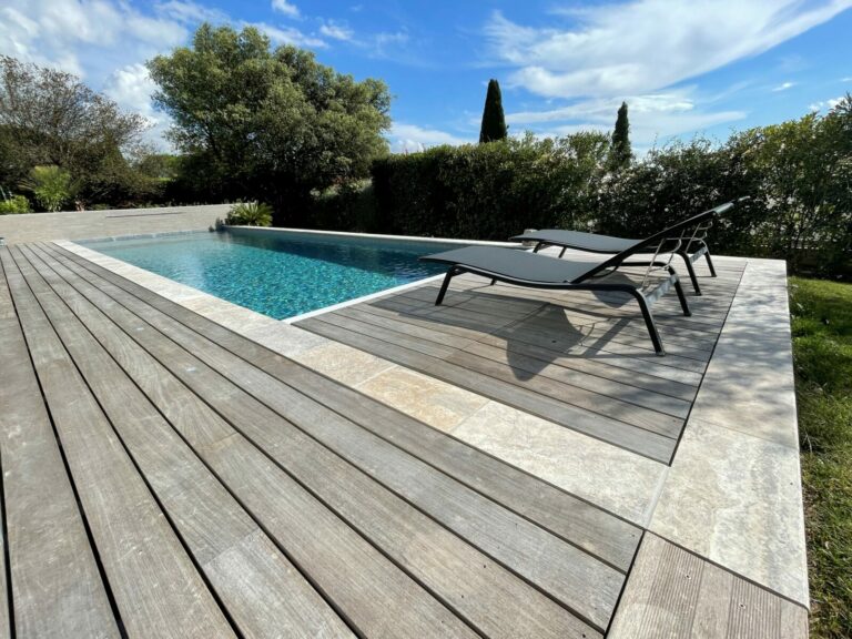 Piscine rénovée avec plage et eau turquoise dans le Gard